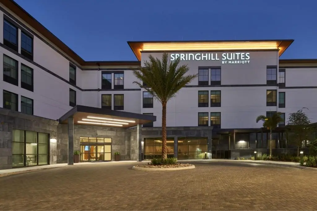 The Alfond Inn, 300 E New England Ave, Winter Park, FL 32789 Approx. a 38 minute walk to Chabad.