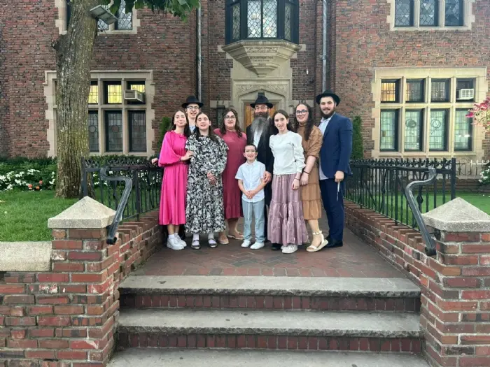 Rabbi Eli and Dabrushy Pink with their family
