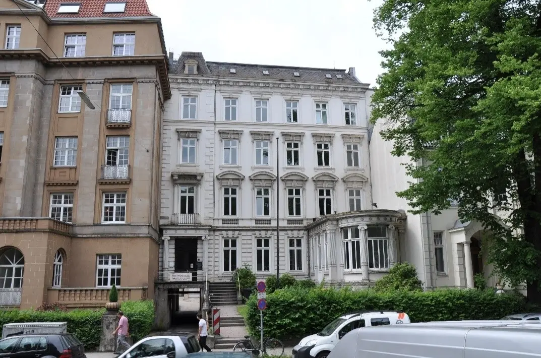 Fassade mit walisischem Schieferdach Fassade vorher