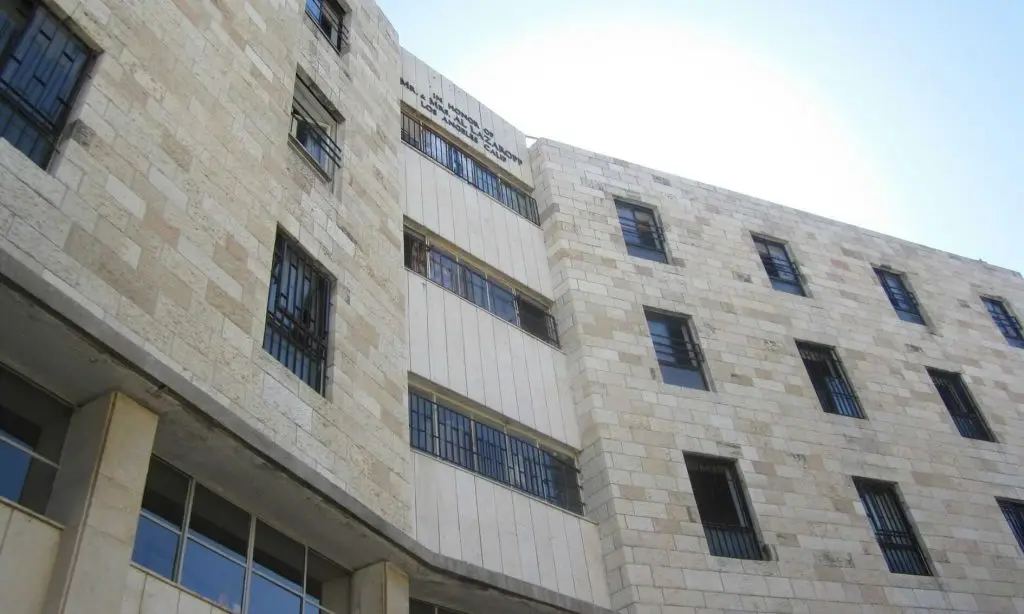 משכנו הנוכחי והמפואר של מבנה הישיבה הושלם בתשל"ד ברח' ירמיהו שבשכונת שיכון חב"ד.