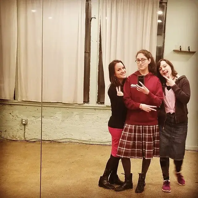 Mirror, mirror on the wall...who is the fairest of them all? Can't say that I have an answer to that - because #AliyaGirls are ALL 👌
.
.
.
#girls #Aliya #fun #p