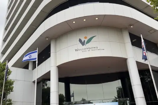 Australian and Israeli flags outside Wollongong City Council offices on Tuesday morning. Photo: Illawarra Flame