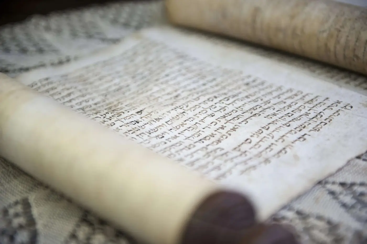 קחו חלק בכתיבת ספר התורה הקהילתי שותפות של קודש – הצטרפו עכשיו! לתרומה