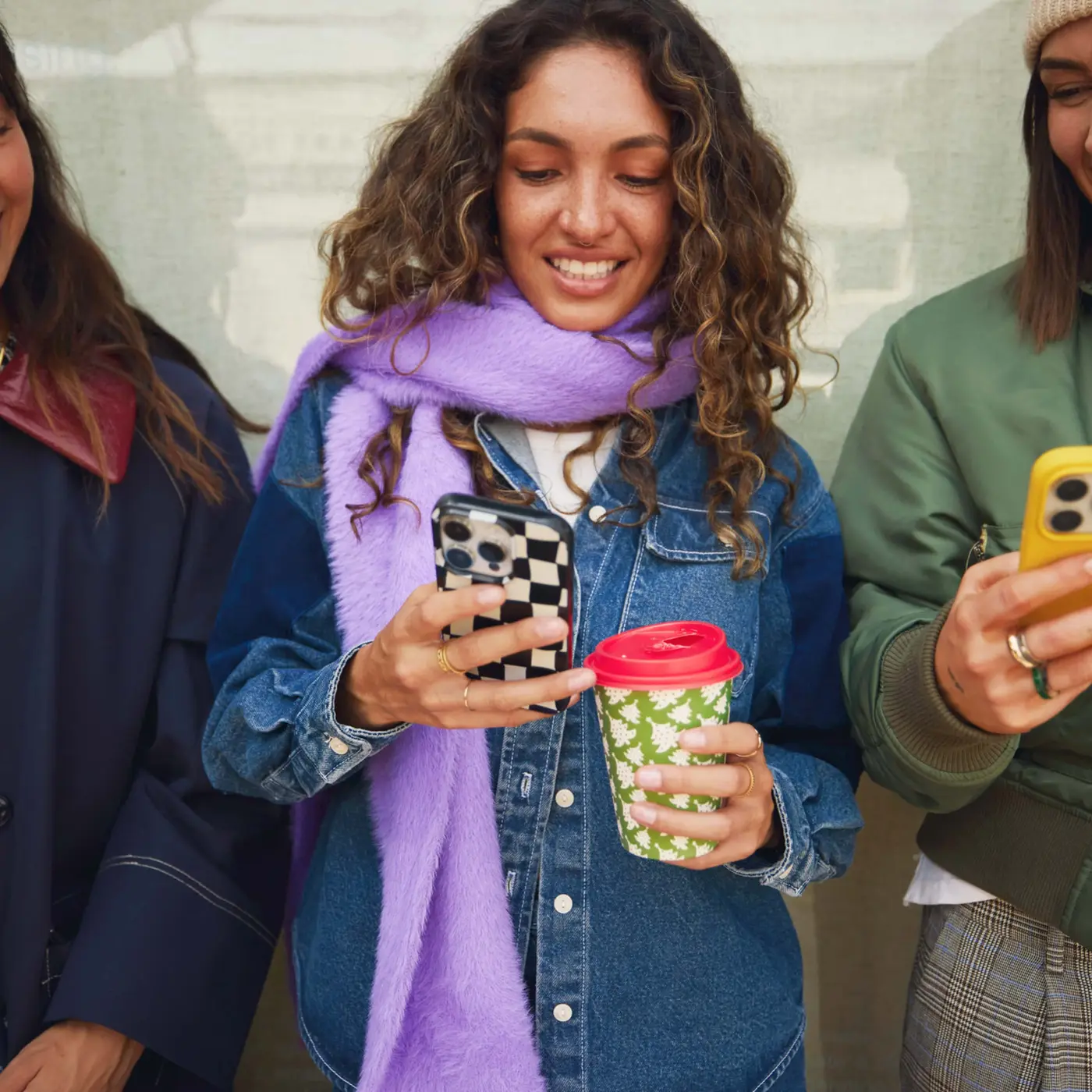 Trois femmes qui regardent son téléphone