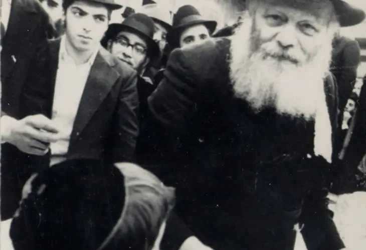 הרבי מחלק `לחיים` לארץ ישראל - פורים תשל``ב
